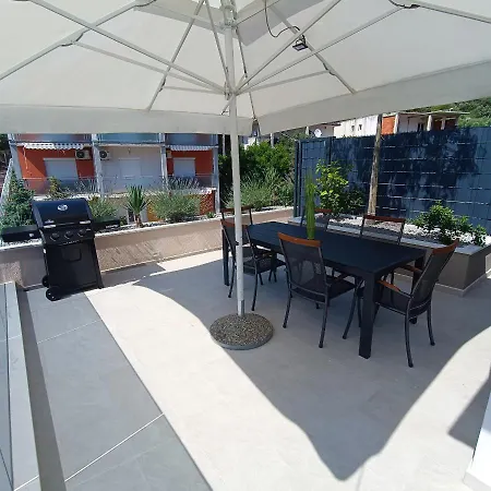 Pool Fantasy Apartmant * Primosten